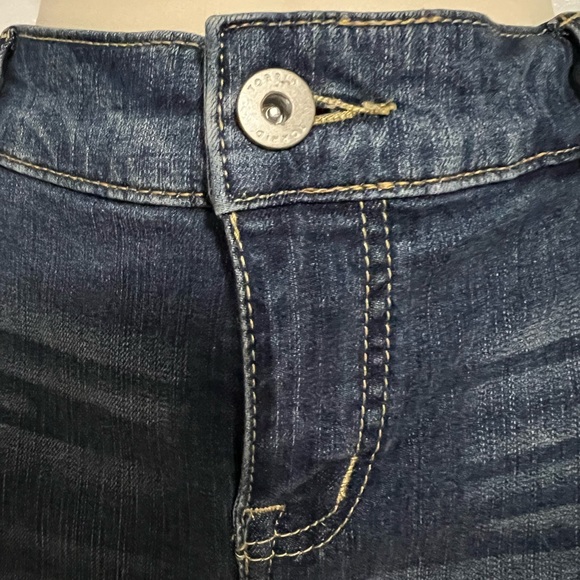 TORRID π Crop Skinny Jeansπ With Embroider Lace CutOut Style π NWTπ - Picture 7 of 7